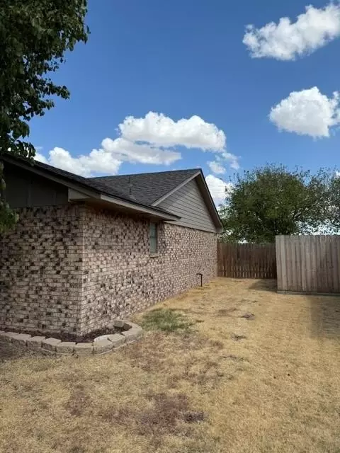 Exterior - 620 Taft St, Altus, OK 73521 photo 2 of 3