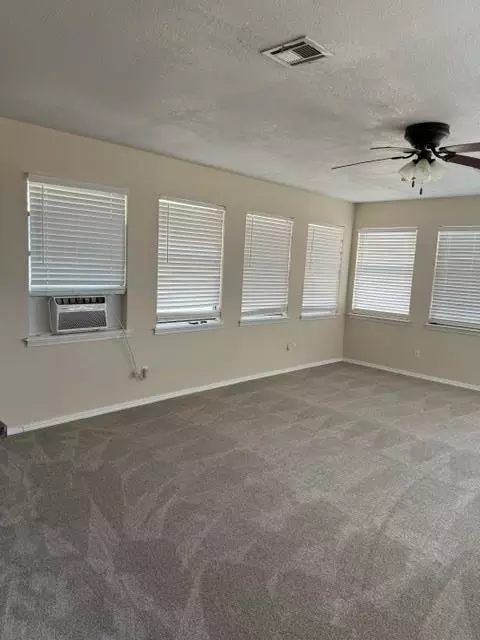 Living - 620 Taft St, Altus, OK 73521 photo 3 of 5