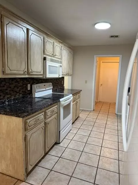 Kitchen - 620 Taft St, Altus, OK 73521 photo 3 of 3