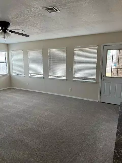 Living - 620 Taft St, Altus, OK 73521 photo 4 of 5