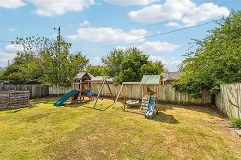 Exterior - 208 E 30th St, Edmond, OK 73013 photo 7 of 8