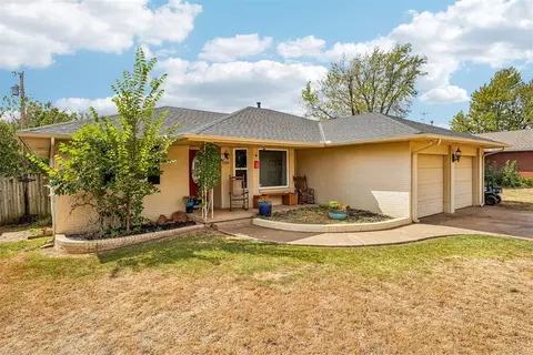 Exterior - 208 E 30th St, Edmond, OK 73013 photo 2 of 8