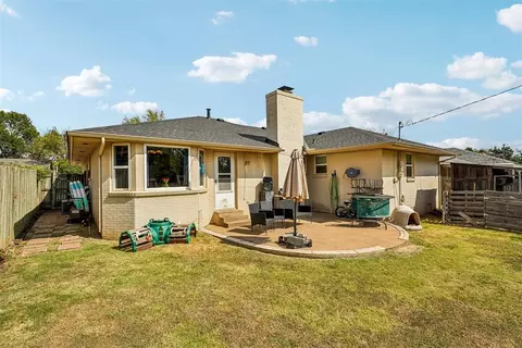 Exterior - 208 E 30th St, Edmond, OK 73013 photo 6 of 8