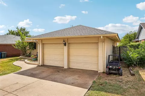Exterior - 208 E 30th St, Edmond, OK 73013 photo 3 of 8