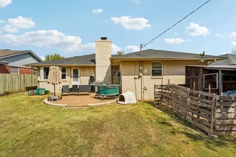 Exterior - 208 E 30th St, Edmond, OK 73013 photo 5 of 8