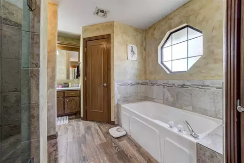 Bath - 4500 S Eastern Ave, Norman, OK 73069 photo 3 of 8