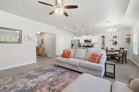 Entry Way - 1509 Avalon Dr, Altus, OK 73521 photo 2 of 4