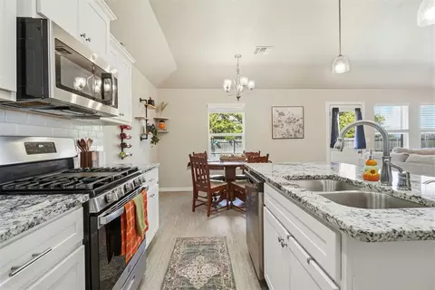 Kitchen - 1509 Avalon Dr, Altus, OK 73521 photo 4 of 6