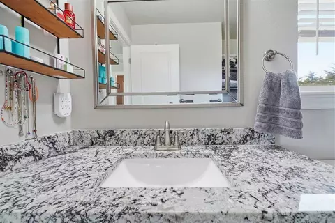 Bath - 1509 Avalon Dr, Altus, OK 73521 photo 2 of 4
