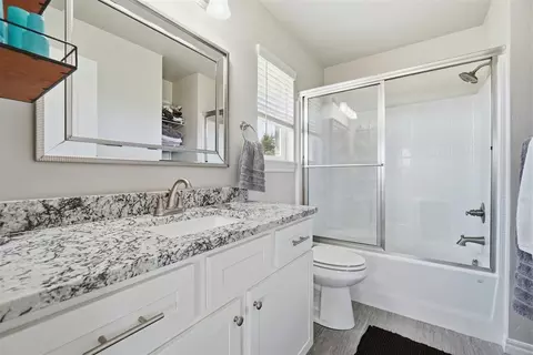Bath - 1509 Avalon Dr, Altus, OK 73521 photo 1 of 4