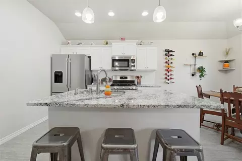 Kitchen - 1509 Avalon Dr, Altus, OK 73521 photo 2 of 6