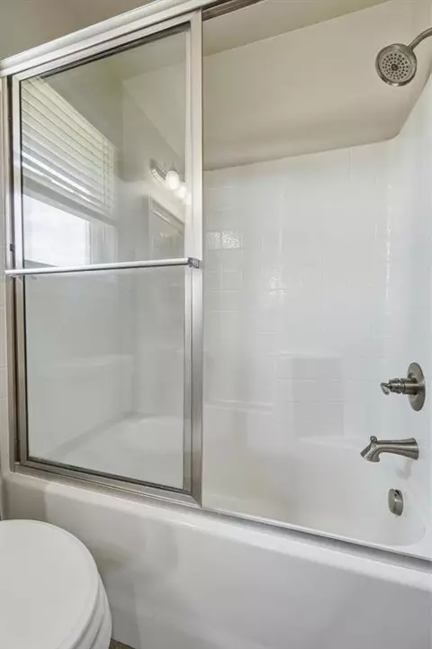 Bath - 1509 Avalon Dr, Altus, OK 73521 photo 3 of 4