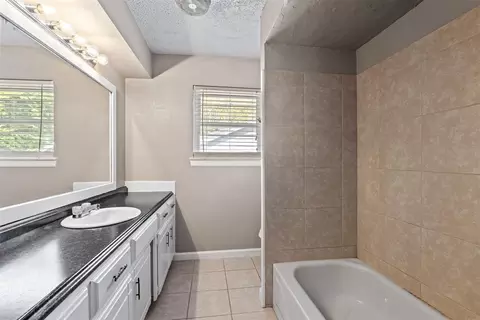 Bath - 410 Jarman Dr, Mcloud, OK 74851 photo 1 of 1