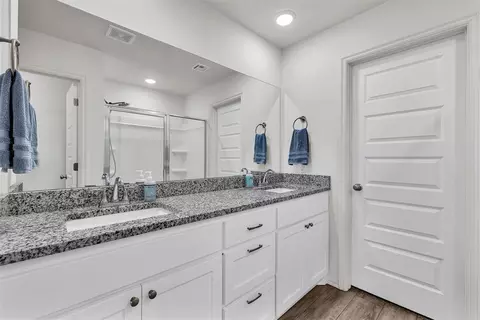 Bath - 1938 Eli Ave, Tuttle, OK 73089 photo 2 of 2