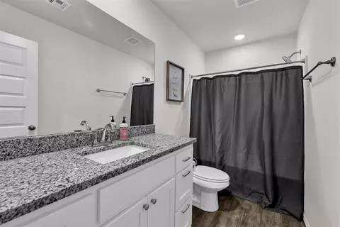 Bath - 1938 Eli Ave, Tuttle, OK 73089 photo 1 of 2