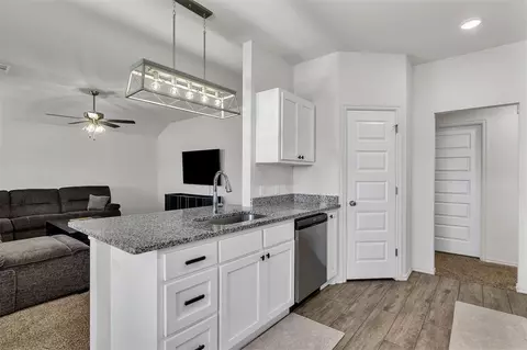 Kitchen - 1938 Eli Ave, Tuttle, OK 73089 photo 3 of 4