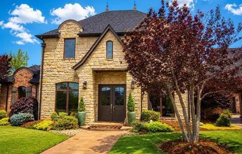 8825 Legacy Crossing Rd, Oklahoma City, OK 73169