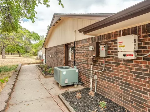 Exterior - 710 Deano Dr, Tuttle, OK 73089 photo 3 of 7