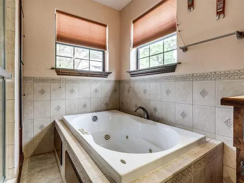Bath - 710 Deano Dr, Tuttle, OK 73089 photo 2 of 4