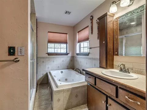 Bath - 710 Deano Dr, Tuttle, OK 73089 photo 1 of 4