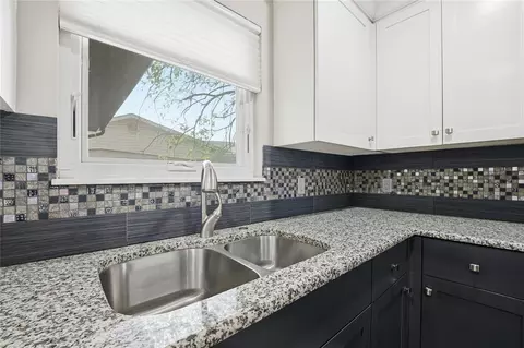 Kitchen - 2000 S S Blvd, Edmond, OK 73013 photo 4 of 8