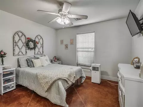 Bedroom - 30365 Buck Ln, Mcloud, OK 74851 photo 3 of 4