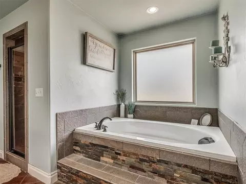 Bath - 30365 Buck Ln, Mcloud, OK 74851 photo 3 of 8