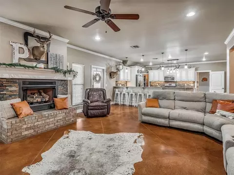 Living - 30365 Buck Ln, Mcloud, OK 74851 photo 3 of 3