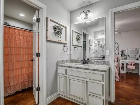 Bath - 30365 Buck Ln, Mcloud, OK 74851 photo 7 of 8