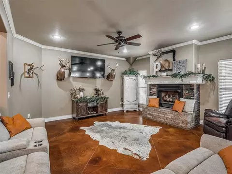 Living - 30365 Buck Ln, Mcloud, OK 74851 photo 1 of 3