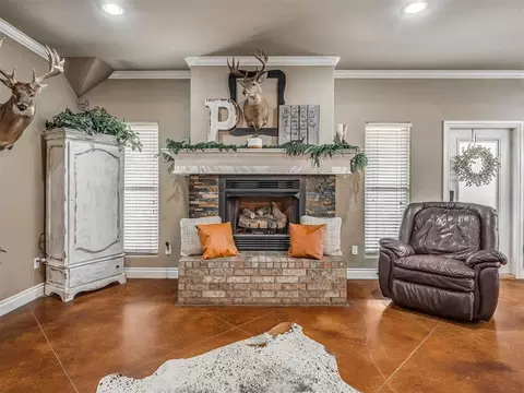 Living - 30365 Buck Ln, Mcloud, OK 74851 photo 2 of 3