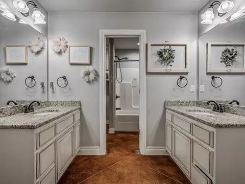 Bath - 30365 Buck Ln, Mcloud, OK 74851 photo 5 of 8