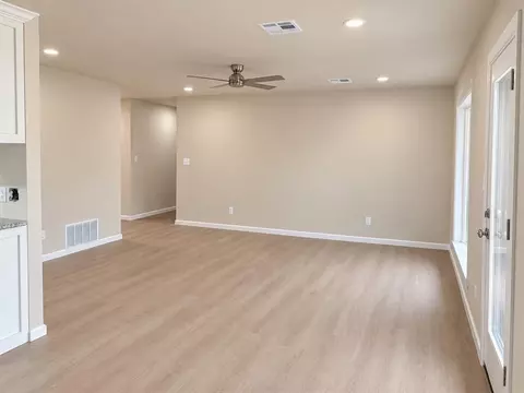 Living - 709 Polk St, Altus, OK 73521 photo 1 of 3
