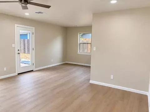 Living - 709 Polk St, Altus, OK 73521 photo 2 of 3
