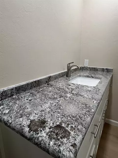 Bath - 709 Polk St, Altus, OK 73521 photo 2 of 4