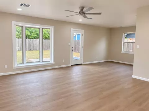 Living - 709 Polk St, Altus, OK 73521 photo 3 of 3