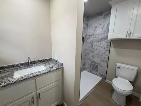 Bath - 709 Polk St, Altus, OK 73521 photo 3 of 4