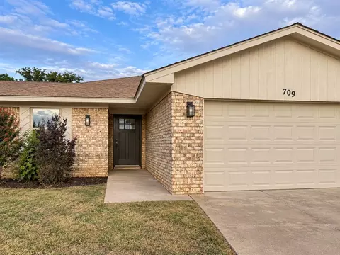 Exterior - 709 Polk St, Altus, OK 73521 photo 3 of 5