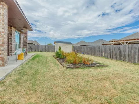 Exterior - 909 SW 14th St, Moore, OK 73160 photo 3 of 6