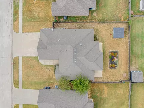 View/Area - 909 SW 14th St, Moore, OK 73160 photo 3 of 4