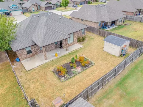 View/Area - 909 SW 14th St, Moore, OK 73160 photo 2 of 4