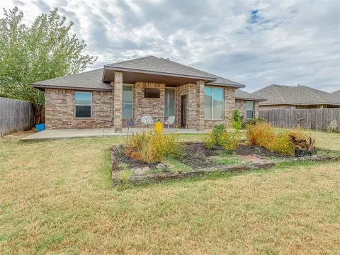 Exterior - 909 SW 14th St, Moore, OK 73160 photo 4 of 6