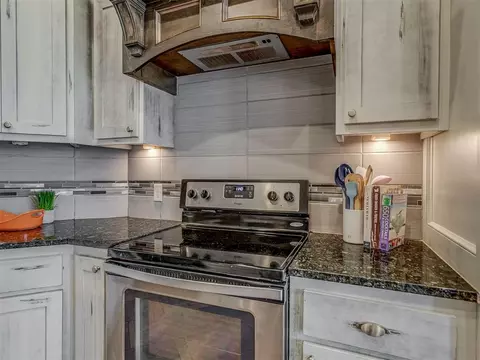 Kitchen - 909 SW 14th St, Moore, OK 73160 photo 4 of 4