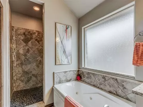 Bath - 909 SW 14th St, Moore, OK 73160 photo 3 of 7