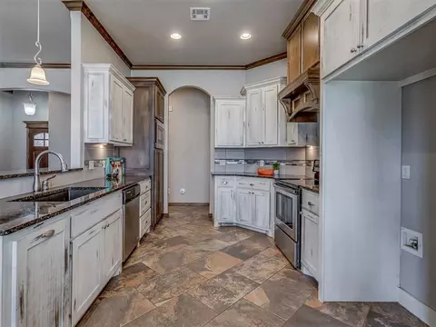 Kitchen - 909 SW 14th St, Moore, OK 73160 photo 2 of 4