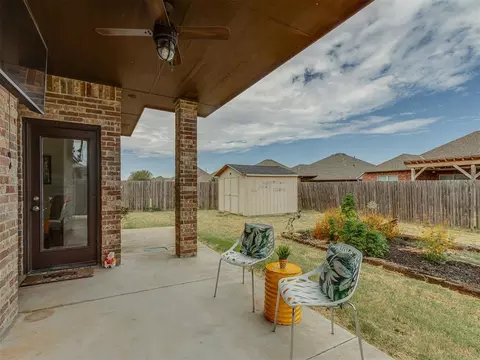 Exterior - 909 SW 14th St, Moore, OK 73160 photo 2 of 6