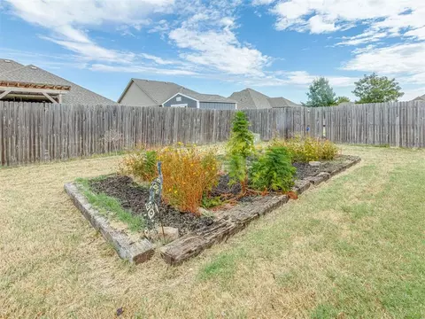 Exterior - 909 SW 14th St, Moore, OK 73160 photo 5 of 6