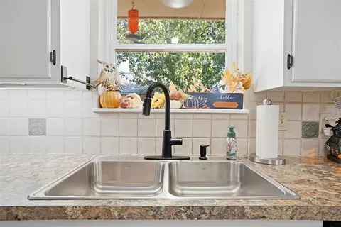 Kitchen - 2720 N Robin St, Altus, OK 73521 photo 3 of 6