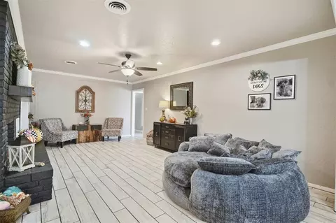Living - 2720 N Robin St, Altus, OK 73521 photo 1 of 6