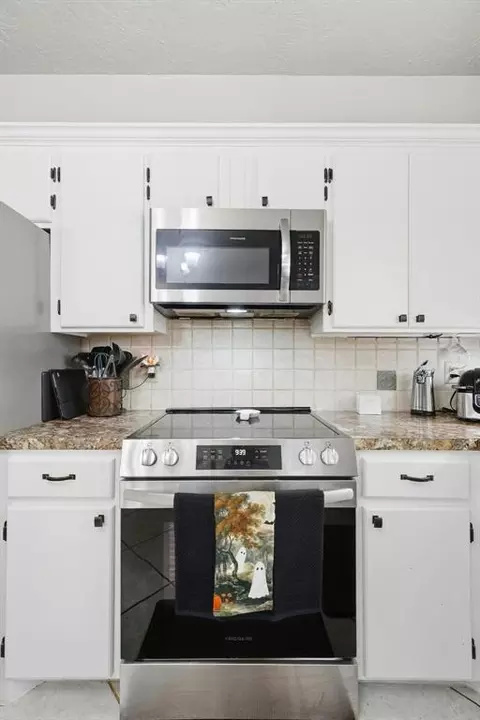 Kitchen - 2720 N Robin St, Altus, OK 73521 photo 2 of 6
